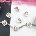 Perle de fleur en alliage argenté vintage pour bracelets DIY avec motifs floraux précis - Style Fleur Motif Radiant (15175)