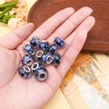 Perle en résine bleu foncé avec motifs floraux bleu clair et noyau en métal pour bijoux - Perle Cœur Bleue (13119)