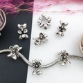 Charm fleur vintage en alliage argenté pour bracelets à chaîne serpent à grands trous - Style Fleur 3D Vintage (15674)