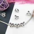 Charm feuille en alliage argenté vintage avec nœud celtique sur bracelet maille serpent - Style Nœud de la Trinité Celtique (15682)