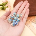 Perles en résine bleue à gros trous tenues en main pour la création de bijoux DIY - Blue Lampwork Bead (15354)