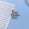 Antik-silberner Schneeflocken-Anhänger aus Legierung für DIY-Schmuck und Armbänder - Schneeflocken-Stil (8393)