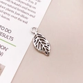 Vintage Silber Ginkgoblatt Anhänger mit hohlen Adern auf einer Buchseite - Antik-Silber Blatt-Stil (10409)