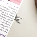 Colgante de pájaro golondrina plata antigua para joyas DIY con textura de pluma realista - Pájaro (3334)