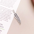 Vintage Silber Feder Anhänger für DIY Schmuckherstellung mit detaillierten Metalltexturen - Antiksilber Feder Stil (8247)
