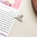 Colgante de colibrí en aleación plata antigua con textura de plumas para joyería DIY - Colibrí (11215)