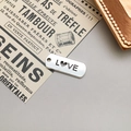 Silberner LOVE Anhänger mit Herz-Detail für DIY-Schmuckherstellung und Halsketten - Love Stil (10832) / Antiksilber