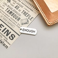 Silberner rechteckiger Metallanhänger mit ENOUGH-Gravur für DIY-Schmuckherstellung - Enough Stil (10820) / Antiksilber