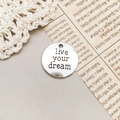 Ciondolo tondo in lega d'argento inciso 'live your dream' per creazione gioielli - Stile Live Your Dream (2491)