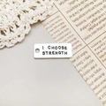 Ciondolo rettangolare in metallo argentato con incisione I CHOOSE STRENGTH per gioielli - Stile I Choose Strength (8997)