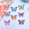 Details von acht bunten Schmetterlingsanhängern für DIY-Schmuck mit vergoldeten Ringen - 8 Stile Schmetterling Mix
