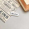 Silberner rechteckiger Legierungsanhänger mit Believe-Gravur und Loch zum Aufhängen - Believe Stil (10826) / Antiksilber