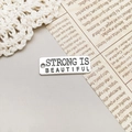 Ciondolo vintage d'argento con incisione Strong Is Beautiful per la creazione di gioielli - Stile Strong Is Beautiful (9006)