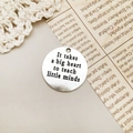 Ciondolo per insegnante in argento inciso It takes a big heart to teach little minds - Stile Heart To Teach Minds (10915)