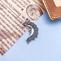 Antiker silberner Mondgesicht-Anhänger mit Vintage-Gravurmustern für DIY-Schmuck - Geflügeltes Gesicht Halbmond Stil (5782)