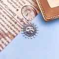 Vintage-Sonnenanhänger aus Legierung für DIY-Schmuck mit retro Sternen- und Mondthema - Sonnengesicht Mit Strahlenden Strahlen Stil (12129)