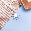 Antik-silberner Sonnenanhänger mit Spiralstrahlen und Aufhängering für DIY-Schmuck - Wirbelstrahl Sonne Stil (7699)