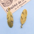Paar antieke gouden veren hangers van legering voor doe-het-zelf sieraden maken - Antiek Goud