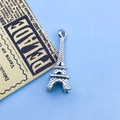 Colgante Torre Eiffel plateado vintage de aleación con detalles calados para joyas - 7x22mm / Estilo Torre Eiffel de Plata Antigua (114-2)