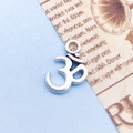 Silver Om symbol pendant in antique style for yoga necklace and jewelry making - 3D Letter Yoga Symbol (5968)