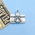 Antique silver camera charm made of zinc alloy for retro travel-themed jewelry DIY - 16x14.5mm / Antique Silver Camera Style (11178)