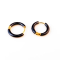 Detalle de pendientes de aro dorados con incrustación de esmalte negro y diseño redondo - Negro-Dorado