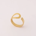 Vista detallada de un anillo dorado ajustable con un diseño ondulado minimalista - Estilo de Línea de Onda (40158-1 Dorado) / Dorado