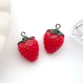Pendentifs fraise en résine pour bracelets DIY avec graines rouges et détails de feuilles - Fraise Rouge