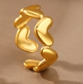 Primer plano macro de anillo de corazón en oro mate con banda abierta ajustable - Estilo de Corazón Mate (40156-1 Dorado)