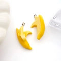Accessoires DIY avec deux pendentifs banane en résine jaune vif et anneaux argentés - Banane jaune