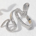 Vista macro de anillo de serpiente plateado con diseño multivuelta y textura martillada - Estilo de Serpiente Martillada (40159-2 Plateado)