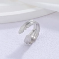 Macro di anello a piuma d'argento con trama opaca su sfondo di seta bianca - Forma di Piuma Realistica (40206-2) / Argento