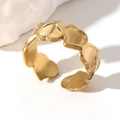 Anillo abierto de acero inoxidable dorado con diseño de corazones sobre piedra blanca - Estilo de Corazón Cosido (40480-1 Dorado)