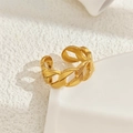 Vista dettagliata dell'anello regolabile in acciaio inossidabile dorato a maglia - Design Maglia Cubana (40224-1) / Oro
