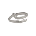 Vista dettagliata dell'anello a serpente argento con trama a scaglie e design regolabile - Stile Serpente a Scaglie Sottili (40211-2) / Argento