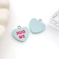 Graziosi ciondoli a cuore in resina azzurra con testo Hug Me per gioielli fai-da-te - Cuore Blu HUG ME