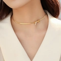 Minimalistische goldene Schlangenkette mit Schleife für Damen, elegantes Design - Halskette / Gold