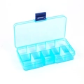 Scatola di plastica a 10 scomparti con fibbie blu mostrata da un'angolazione di 45 gradi - Blu