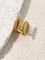 Dettaglio ravvicinato di un anello a conchiglia dorato con fini trame su una pietra - Stile Conchiglia (40171) / Oro