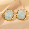 Dettaglio orecchini a lobo quadrati vintage con resina blu su pietra beige - Blu lago