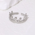 Dettaglio anello a corona argento con zirconi cubici e trama a corda intrecciata - Stile Corona (40181) / Argento