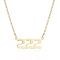 Detalle del collar de acero inoxidable dorado con colgante de número 222 gótico - Estilo 222 / Dorado