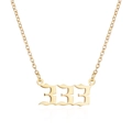 Vista detallada del collar con colgante de número ángel 333 dorado con acabado gótico - Estilo 333 / Dorado