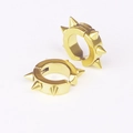 Vista macro de los aretes de aro de acero de titanio dorado con remaches punk y acabado pulido - Pendientes de clip / Dorado