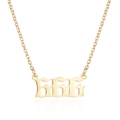 Dettaglio della collana in acciaio dorato con ciondolo numero 666 in stile gotico - Stile 666 / Oro