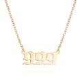 Dettaglio della collana in acciaio inossidabile dorato con ciondolo numero 999 gotico - Stile 999 / Oro