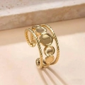 Detail eines 18k vergoldeten verstellbaren Mehrschichtrings mit gewebter Textur und runden Details - Mehrlagiger Geflochtener Scheibenstil (40281-1) / Gold