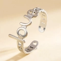 Vista macro dell'anello in acciaio al titanio argento con design LOVE traforato e aperto - Stile Traforato Lettera LOVE (40295-2) / Argento