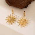 Pendientes minimalistas de girasol dorado con textura en espiral sobre fondo de madera - Pendientes de Sol en Espiral (QYG231) / Dorado