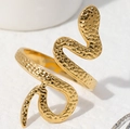 Anillo de serpiente dorado en acero inoxidable con textura martillada y diseño ajustable - Estilo de Serpiente Dorada (40159-1 Dorado)